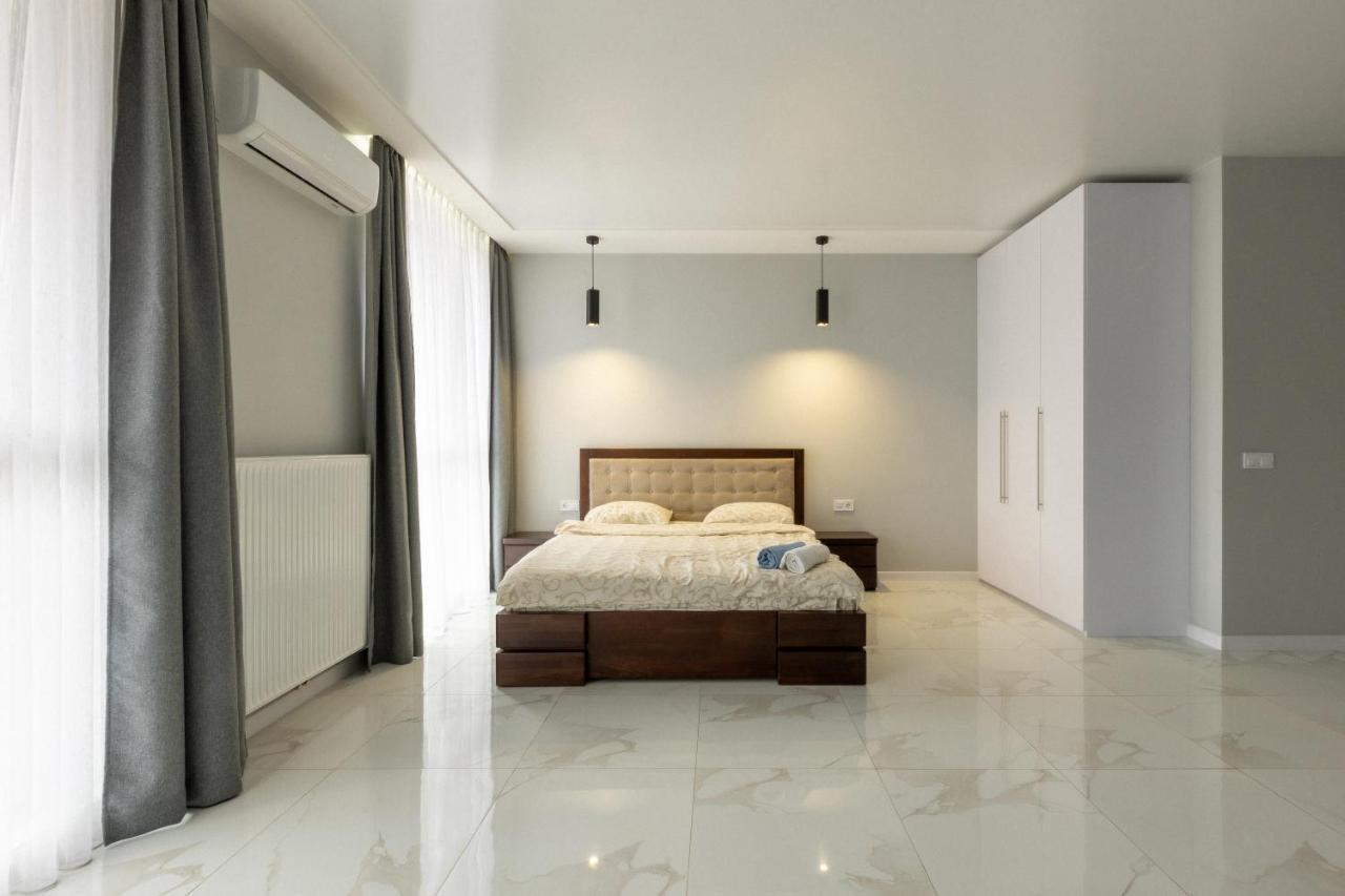 Vip Apartment Near Center Lviv Buitenkant foto